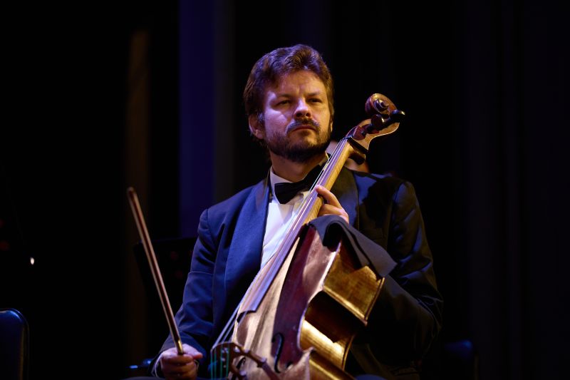 Музика зменшує біль у спині: вчені довели, що прослуховування улюблених пісень допомагає розслабити м’язи