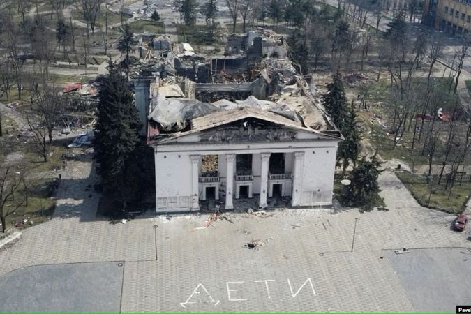 «І в той момент стався вибух»: нові свідчення про російський авіаудар по драмтеатру у Маріуполі